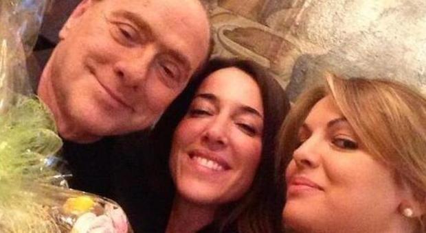 Il 'selfie' di Pasquetta di Berlusconi (Twitter)