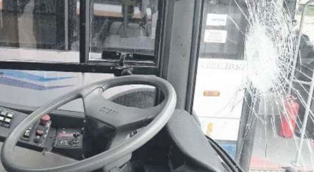 Bus preso a sassate sul Vialone, paura tra i pendolari di Caserta