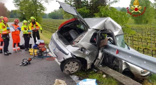 Verona, incidente choc: auto tagliata in due dal guardrail, 22enne muore nella sua Punto