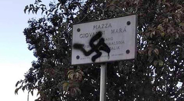 Giulianova, svastica sulla targa del partigiano Marà: sdegno in città