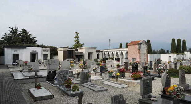 Vandali dei cimiteri, il sindaco promette: «Li metterò alla gogna»