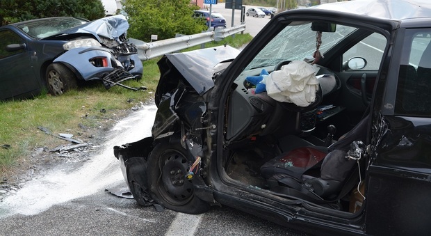 L'incidente frontale tra due auto sulla Ss13 a Venzone