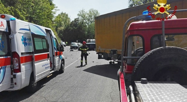 Scontro tra due auto e camion sulla 313 Ternana: cinque persone rimaste ferite, tra cui due bambine