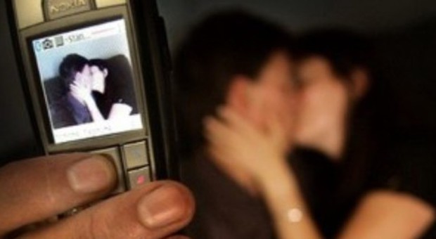 Fa sesso con una ragazza e invia le foto ai suoi contatti: denunciato un minorenne
