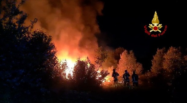 I vigili del fuoco spengono le fiamme nella zona colpita