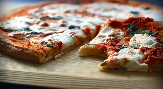Offre un trancio di pizza all'artigiano che lavora nel locale, scatta la doppia multa (Foto di Aline Ponce da Pixabay)