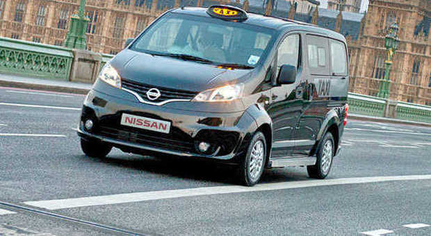 Il Nissan NV200 in versione taxi londinese sfreccia per le strade della capitale inglese