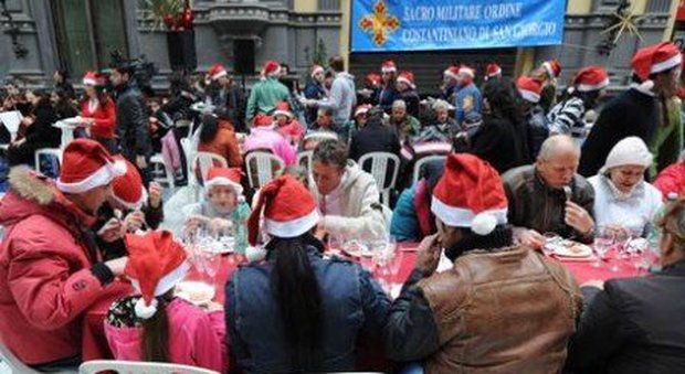 Giovedì il pranzo dei poveri al Duomo di Napoli: il cardinale Sepe serve pizza e panuozzi