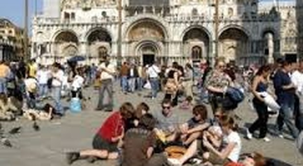 Venezia, stop per tre anni al cibo da passeggio, addio «picnic a San Marco»