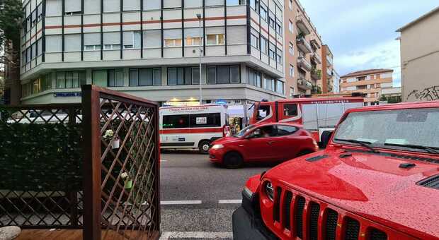 Pesaro, si lascia cadere dalla terrazza in centro: muore sul colpo una donna di 33 anni