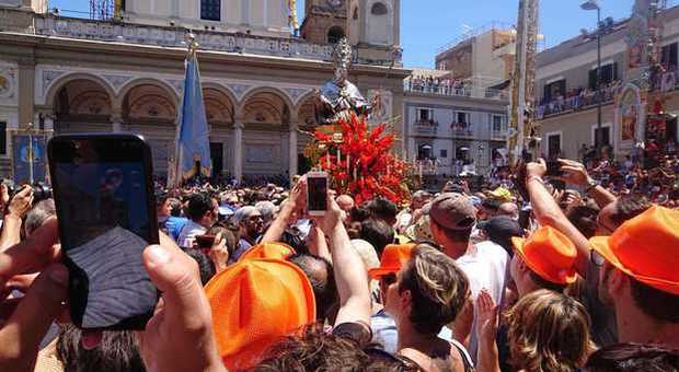Bagno di folla per i Gigli di Nola: in migliaia in piazza sotto il sole