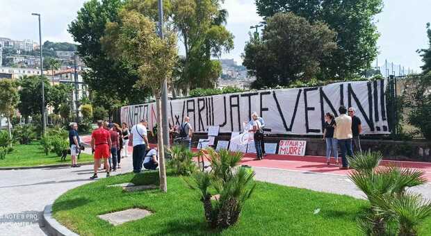 «No Nato - No war», comitati e associazioni protestano davanti al consolato Usa a Napoli