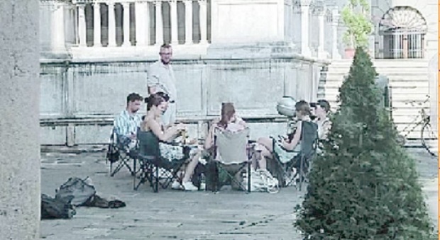 Turisti cafoni a Padova, il bivacco in pieno centro con tanto di tavolino, sedie e schiscette