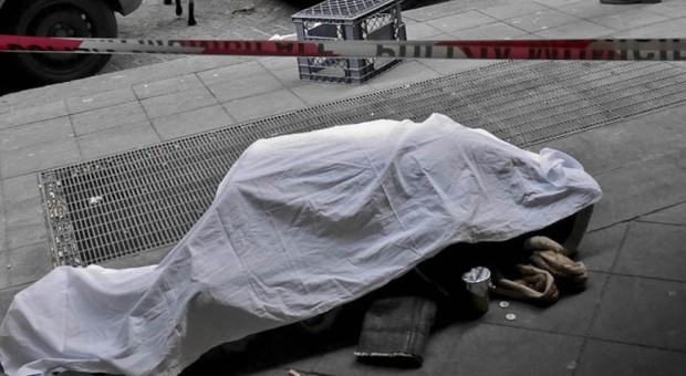 Piazza Irnerio, clochard trovato morto per il freddo. È la nona vittima dall'inizio dell'inverno
