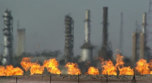 Libia, attacco aereo sul giacimento di petrolio El Feel: Eni e Noc bloccano l'attività. «Personale in salvo»