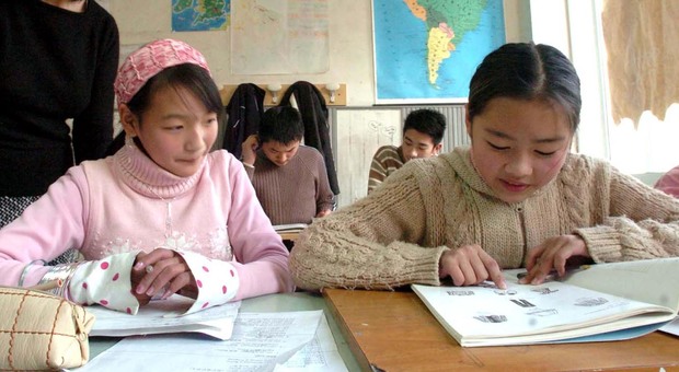 Alunni cinesi a scuola in Italia in una foto di repertorio