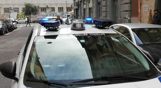 Napoli, trucco delle targhe straniere: un veicolo sequestrato, due 25enni identificati