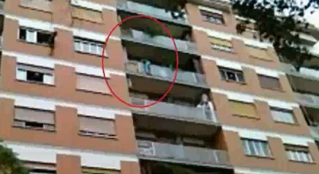 Roma, giovane minaccia di buttarsi dal sesto piano: aggrappato con una mano sola al balcone