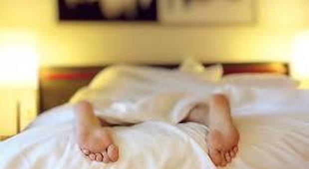 Il letto è un covo di batteri, secrezioni vaginali e funghi: ecco quando bisogna cambiare le lenzuola
