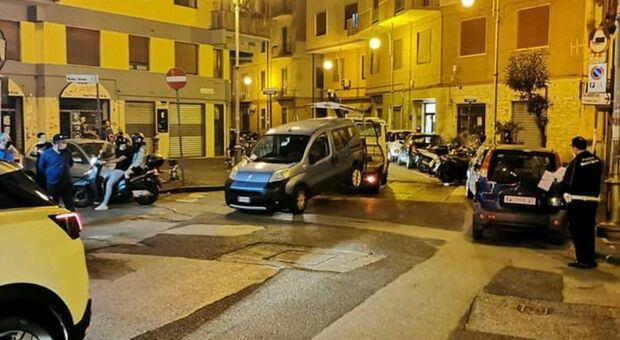 Salerno, repulisti a largo Plebiscito: denunce e auto rimosse dopo gli appelli