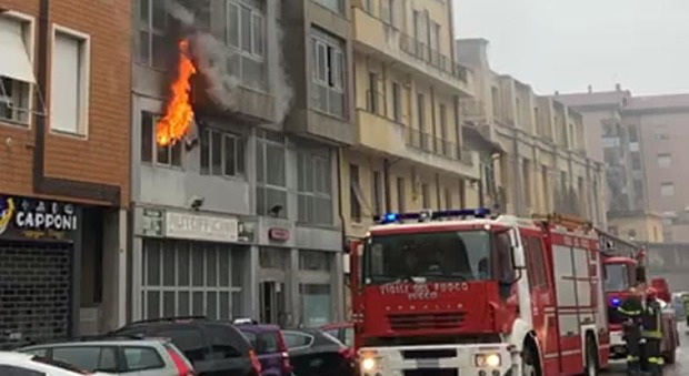 Pesaro, incendio in centro, lo storico parrucchiere: «Ci rialzeremo presto»