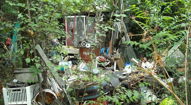 Foligno, attacco all'ambiente, i carabinieri forestali scoprono 650 quintali di rifiuti illegalmente abbandonati: scattano sanzioni per 20mila euro