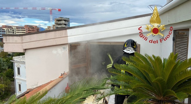 Brucia materasso, appartamento in fiamme a Pescara