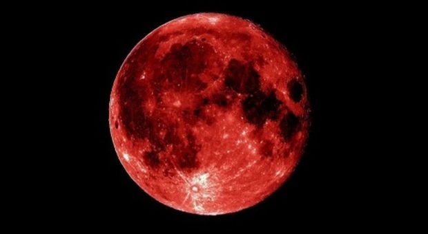 Il giorno della «luna rossa». Alle 13 l'eclissi totale, scopri come vederla