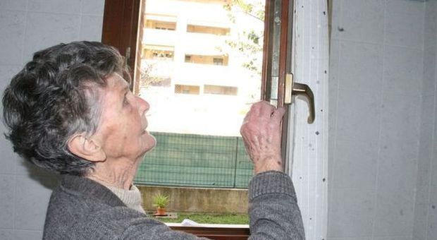 Nonnina di 91 anni si trova faccia a faccia con il ladro