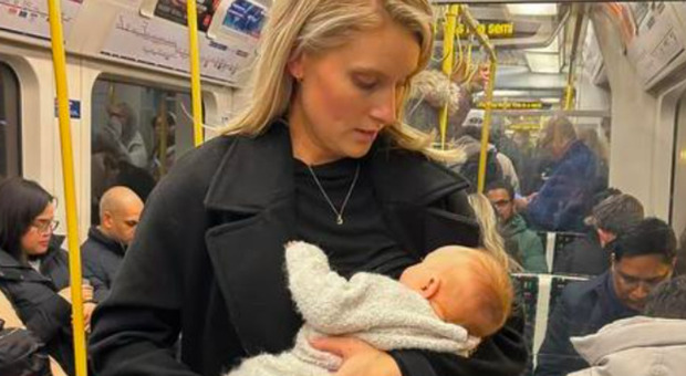 Mamma allatta la figlia in piedi (mentre è in metropolitana): «Nessuno mi ha offerto il posto per farmi sedere»