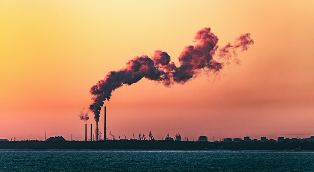 Emissioni di anidride carbonica, record negativo nel 2023: «Aumenti pari a 410 milioni di tonnellate»