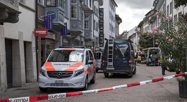 Svizzera, assalta ufficio assicurazione armato di motosega: cinque feriti, due gravi. Caccia all'uomo