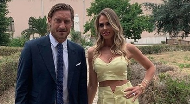 Francesco Totti e Ilary Blasi al matrimonio della sorella di lei. Ma i fan notano un dettaglio: «Orribile»