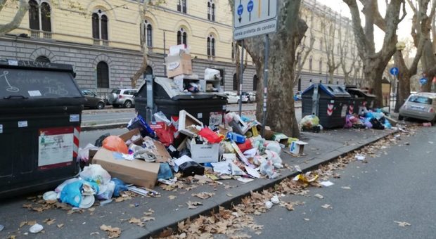 Roma, i residenti del quartiere Prati contro il Comune: "Rifiuti ovunque, Ama intervenga"