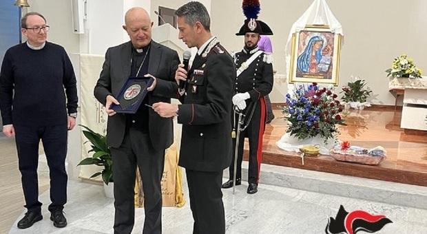 Il colonnello Filippo Melchiorre con l'arcivescovo Andrea Bellandi