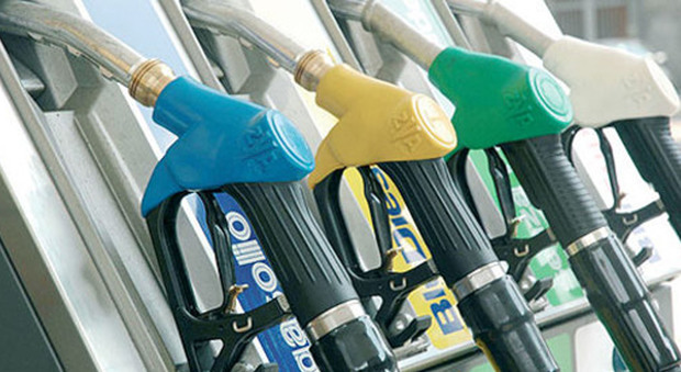 Sul prezzo dei carburanti incide in maniera significativa l'imposizione fiscale. Secondo i dati diffusi dalla Staffetta Quotidiana le accise raggiungono 0,728 euro al litro per la benzina, 0,617 sul gasolio, 0,147 sul Gpl e 0,003 sul chilo di metano