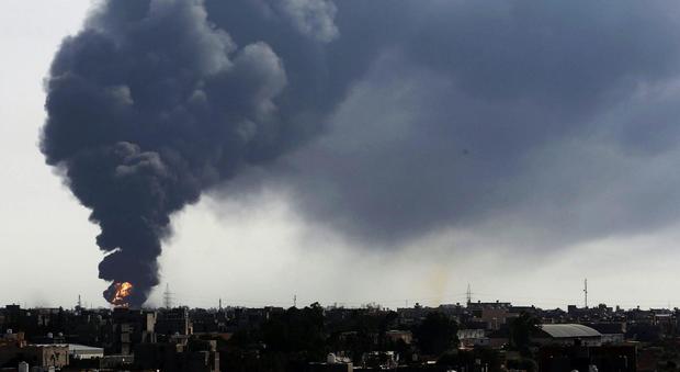 Isis, media: attacco con armi chimiche a un aeroporto in Siria