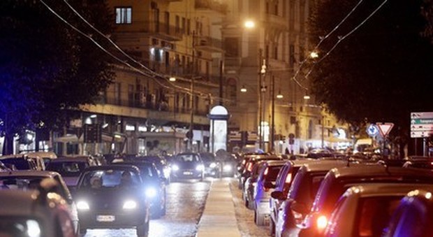 Moto non si ferma all'alt, tre agenti feriti nell'inseguimento a Napoli: una 16enne alla guida della minicar