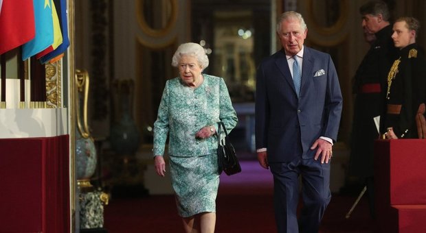 La regina Elisabetta lancia il figlio Carlo: ora tocca a lui