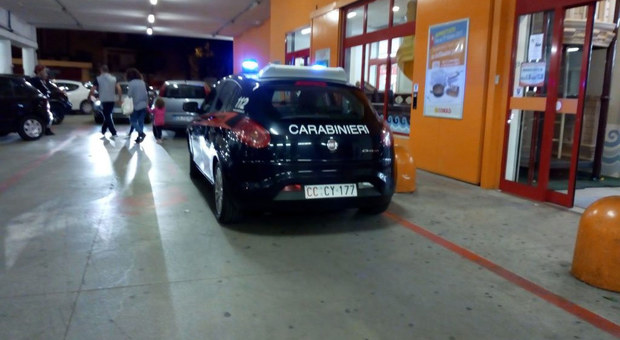 San Benedetto, rapina con la pistola al supermercato: presi i tre banditi