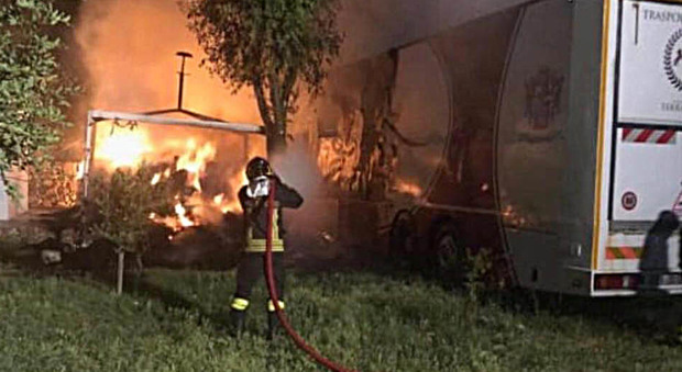Esplode il portellone di un camion, morto vigile del fuoco: stava tentando di spegnere le fiamme