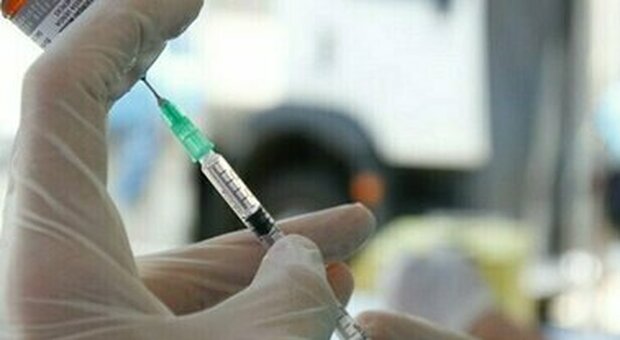 Non vogliono vaccinarsi: rischio sospensione per 5 infermieri, 5 operatori socio-sanitari e 2 impiegati