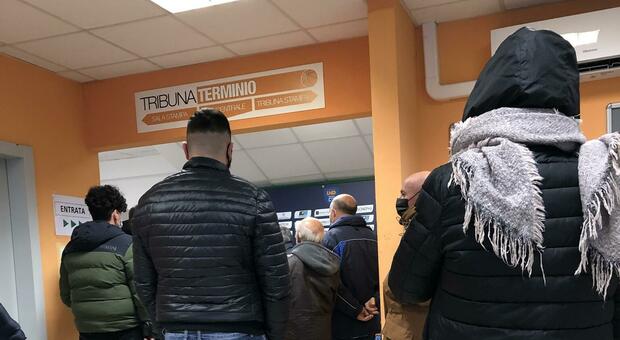 Vaccini anti Covid, odissea anziani ad Avellino: vince chi «clicca» prima
