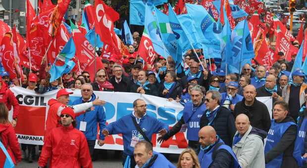 La grande manifestazione dei sindacati a Napoli