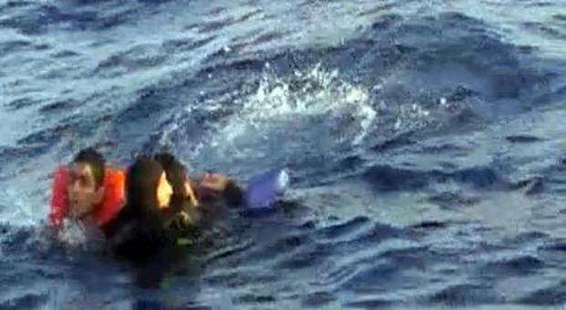 Migranti, nuova strage in mare: gommone con 20 persone, solo 3 salvati
