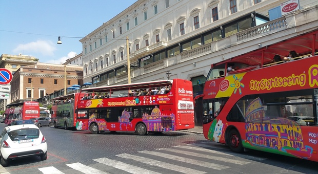 Giro di vite per gli open bus turistici in Centro: meno accessi e itinerari limitati