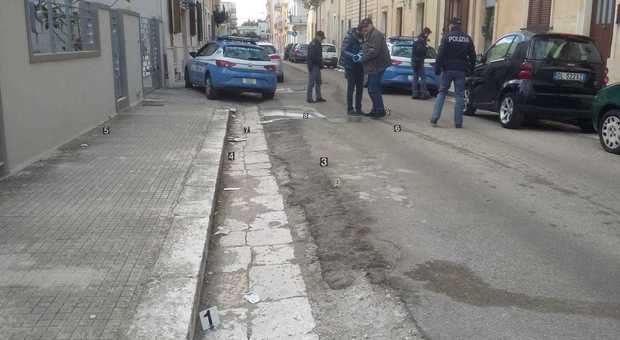 «Pronto Polizia, ci sono venti bossoli sull'asfalto», ma sui muri e le auto nessun foro