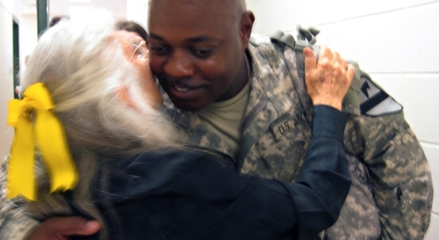 Usa, è morta la "signora abbraccio": ha stretto a sé 500 mila soldati