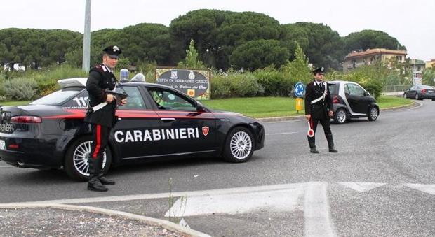 Tentata truffa dello specchietto arrivano i carabinieri: due arresti