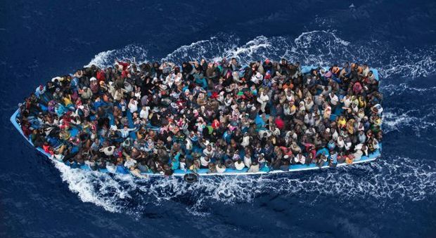 Tunisia, nave da guerra sperona barca con 70 profughi: molti morti